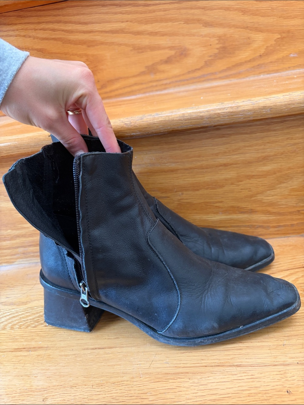 L’INTERVALLE Black Leather Women's Ankle Boots with Side Zip